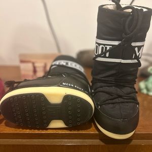 New kids moonboots size 10 black